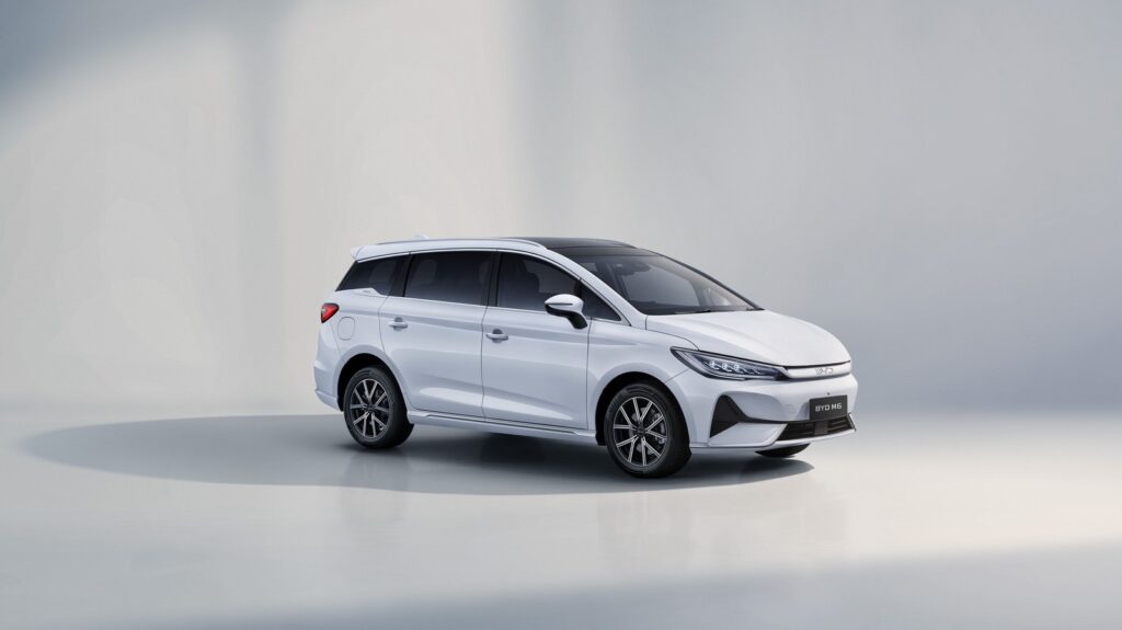 BYD M6 side view